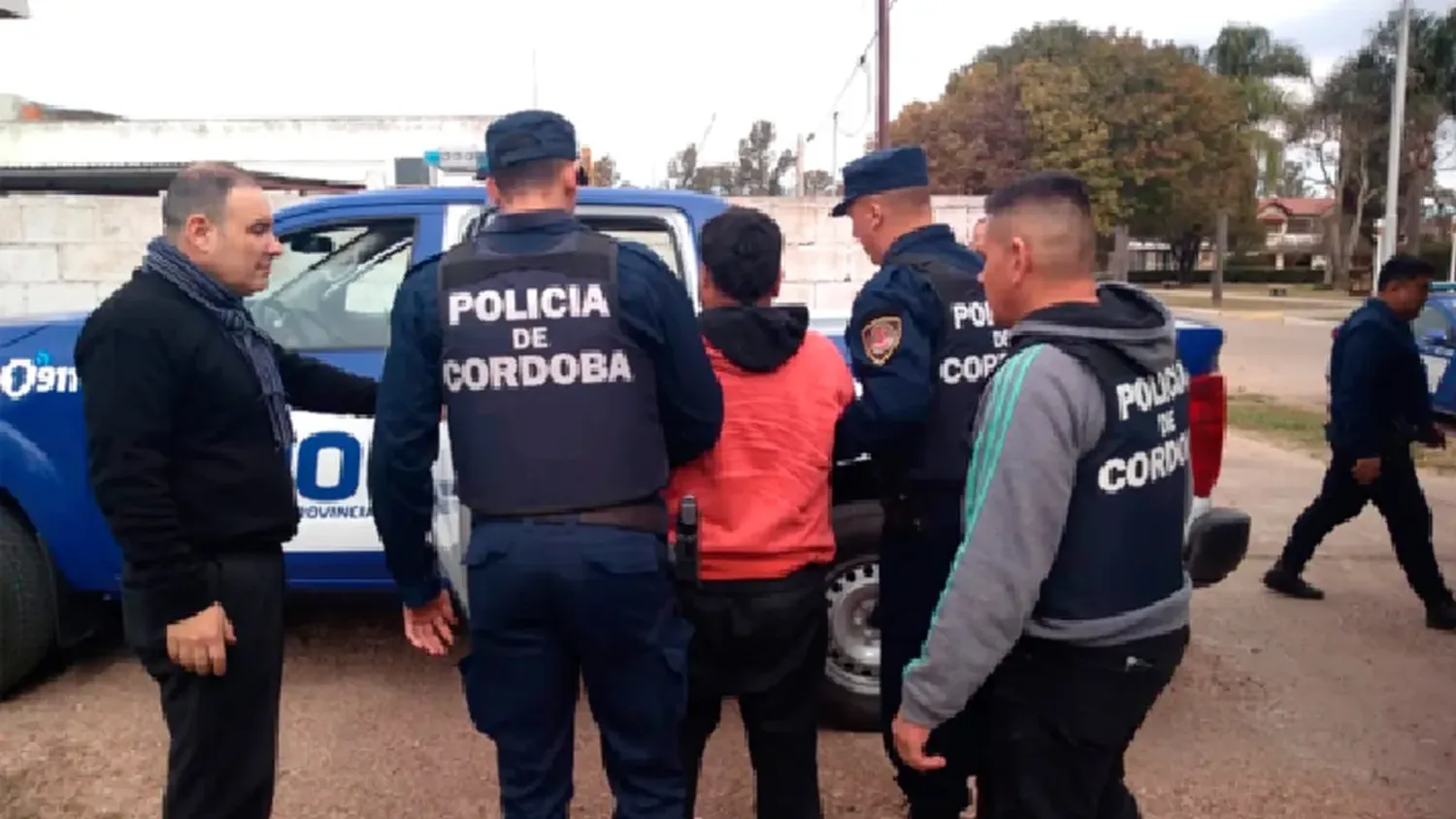 El momento en que el hombre de 38 años es detenido por la policía. Foto: Gentileza El Puntal