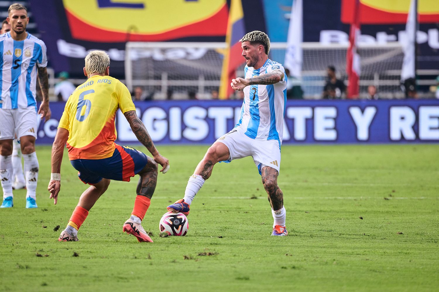 De Paul, en posesión de la pelota ante Ríos.