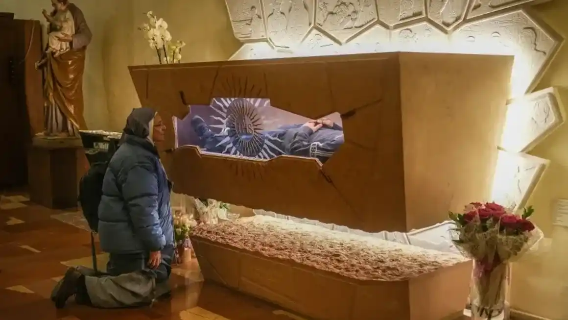 Una monja reza en la tumba del beato Carlo Acutis en la iglesia de Santa Maria Maggiore en Asís, Italia, el 18 de marzo de 2025. Christopher Furlong/Getty Images
