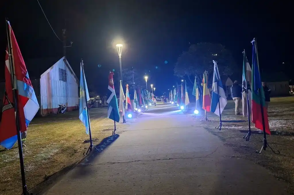 El paseo de banderas en el predio ferroviario de la localidad. Foto: gentileza