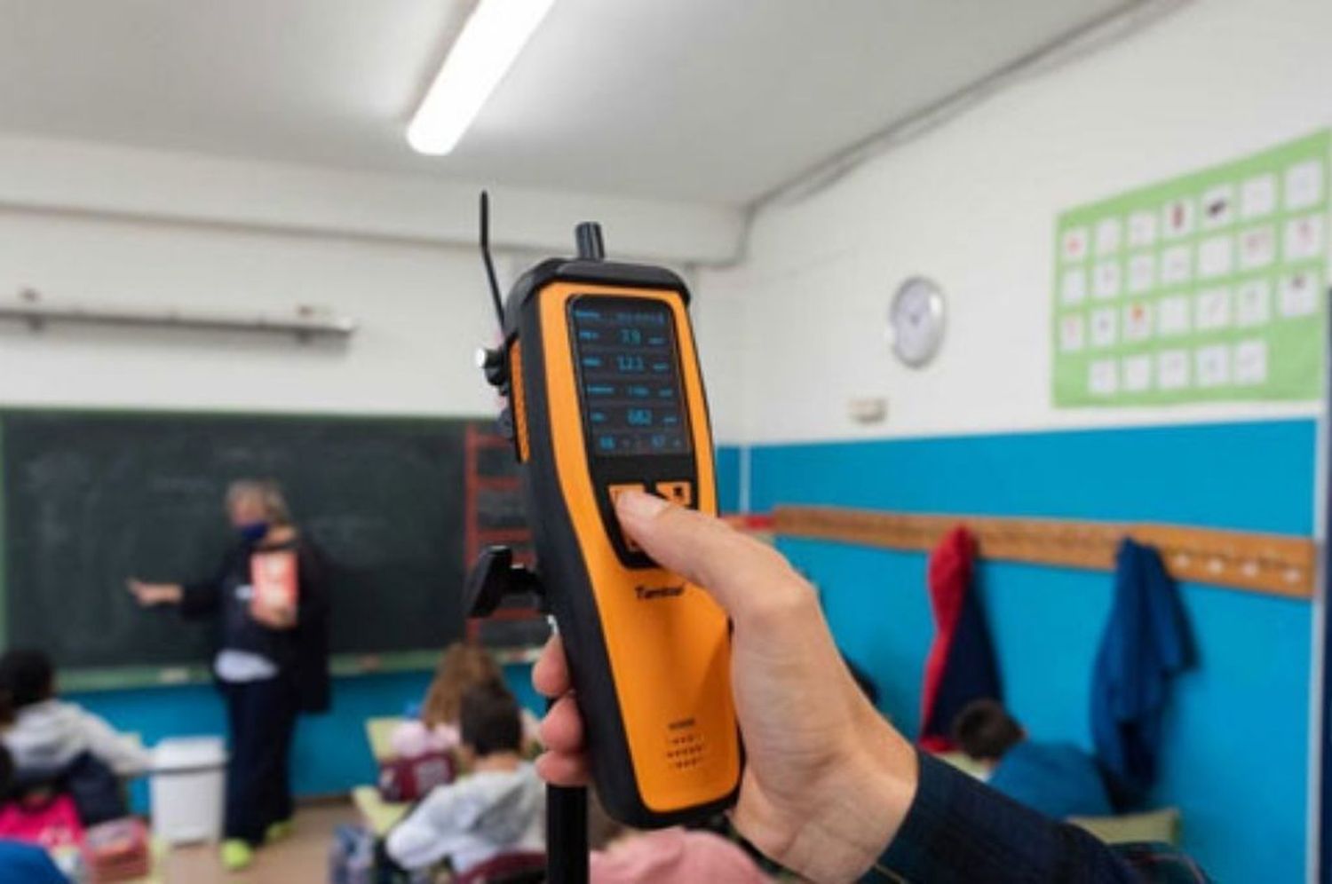 Entregan medidores para monitorear ventilación en escuelas