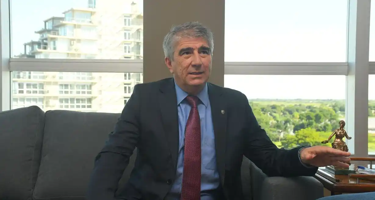 El ministro de Gobierno, Fabián Bastia, en el nuevo edificio de El Litoral habló sobre los candidatos a la Corte. Foto: Manuel Fabatía