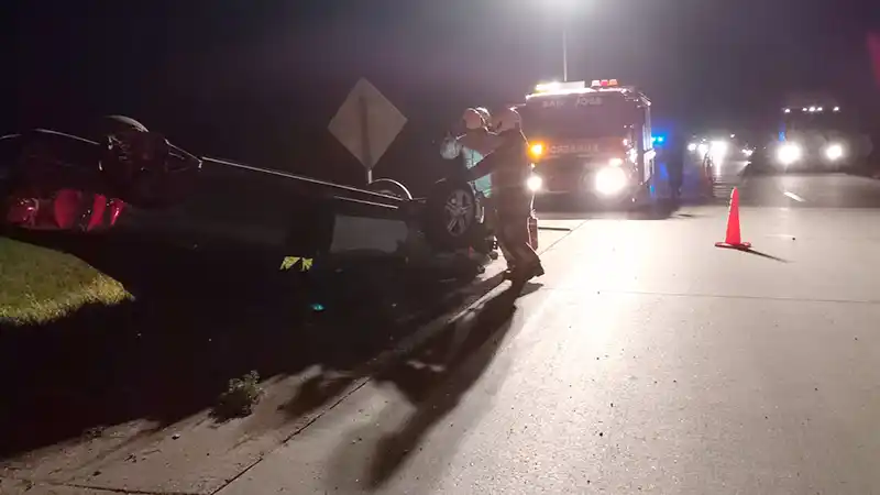 Una joven de 29 años destrozó su auto al volcarlo sobre la Autovía Artigas