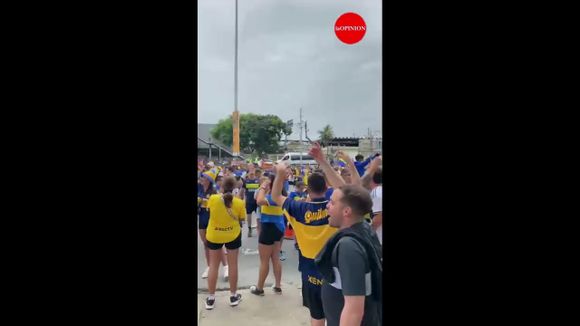 La hinchada bostera a unas cuadras de la cancha