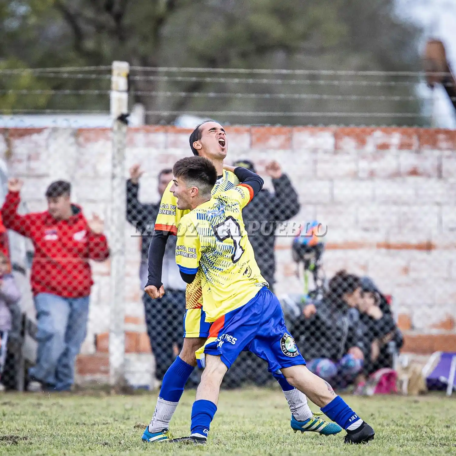 Gastón “Facha” Di Croce grita su gol ante la ACDC, lo abraza Enzo Quintana (7)