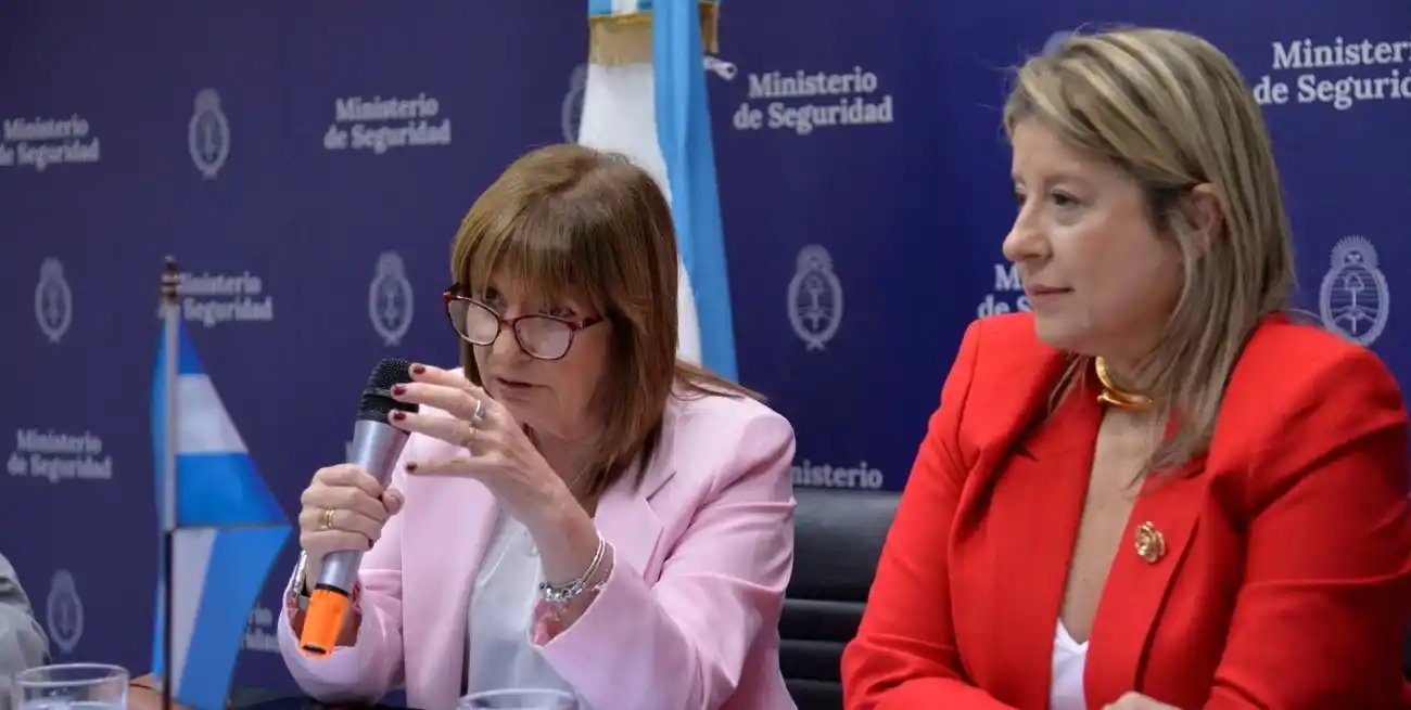 Patricia Bullrich presentó la nueva agencia migratoria junto a su sucesora, Alejandra Monteoliva.