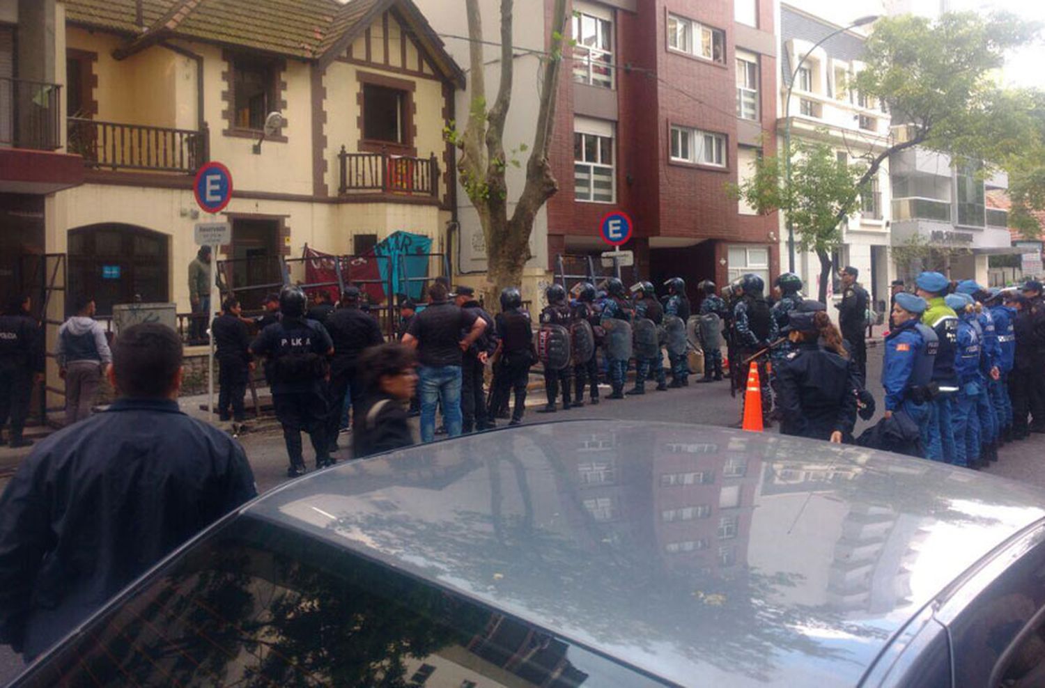 Toma de Desarrollo Productivo: la policía rodeó la sede