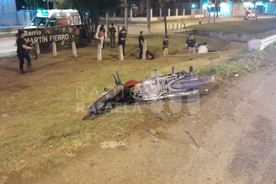 Perdió el control de la moto, se estampó con el guardarrail y acabó inconsciente