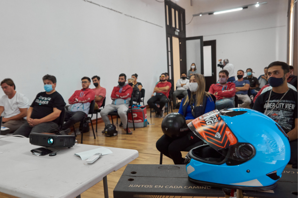 Brindan una capacitación en seguridad vial para deliverys