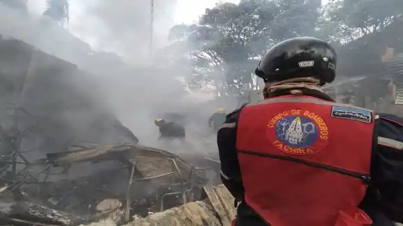 LAS LLAMAS ACABARON CON LA CASA: Familia salió ilesa de incendio en Táchira