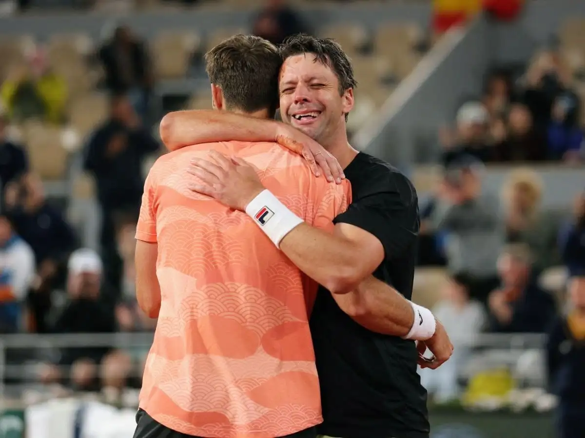 La emoción de Zeballos y el abrazo a su compañero Granollers en París.