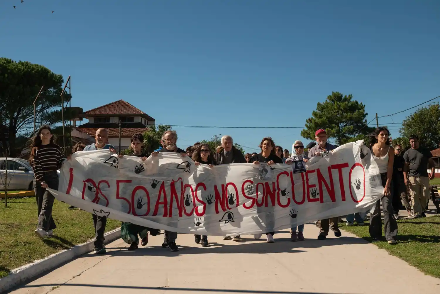 La movilización recorrió las calles de la localidad en un contexto cargado de simbolismo.
