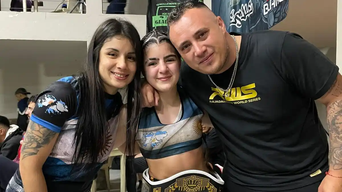 La campeona y sus entrenadores. María de la Paz Venegas, India Cafiel y Maxi Saravia