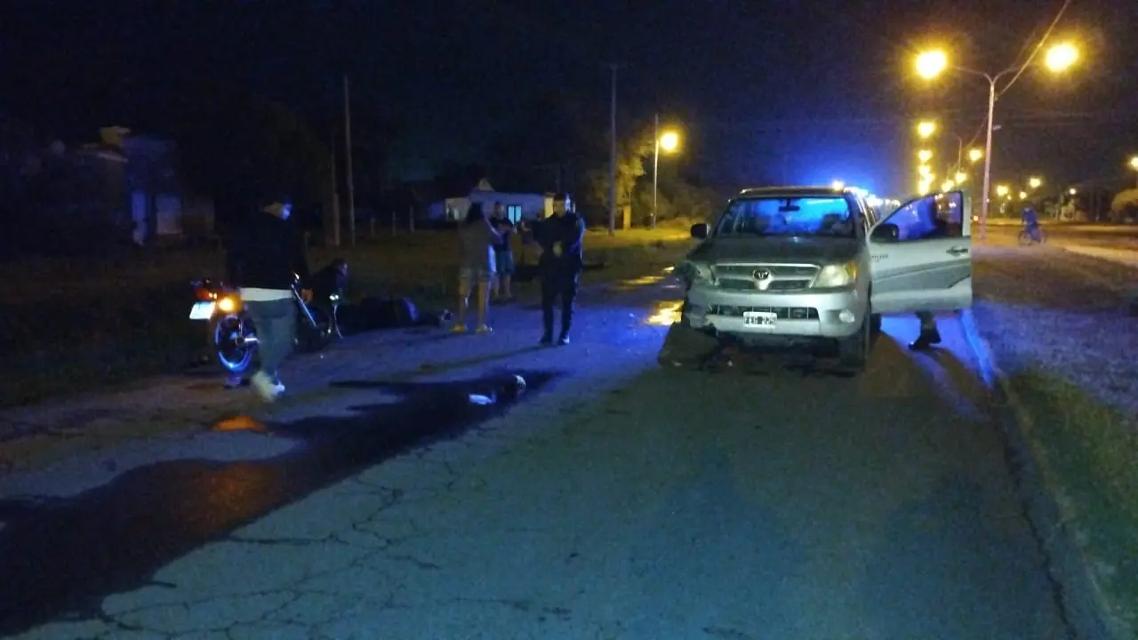 Choque entre una camioneta y una moto por la madrugada: el motociclista falleció por un paro cardíaco