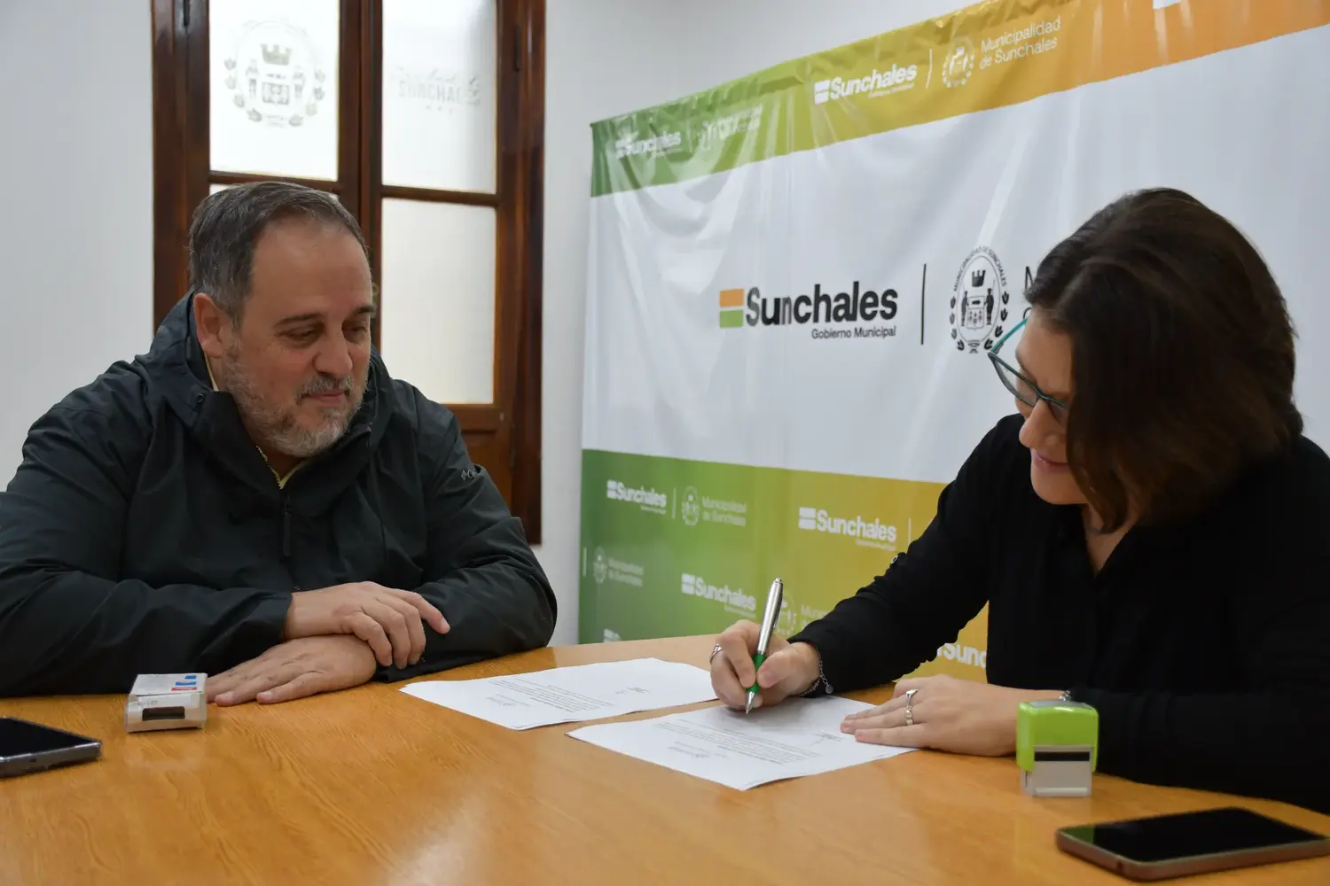 El municipio y Lácteos Seelisberg firmaron un convenio en beneficio de las escuelitas de fútbol