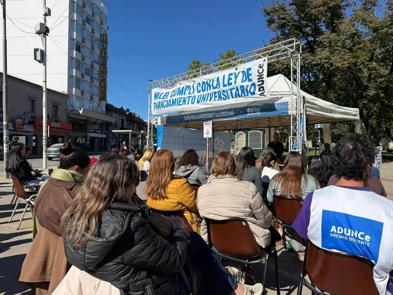 Clases públicas en la plaza en defensa de la Unicen.