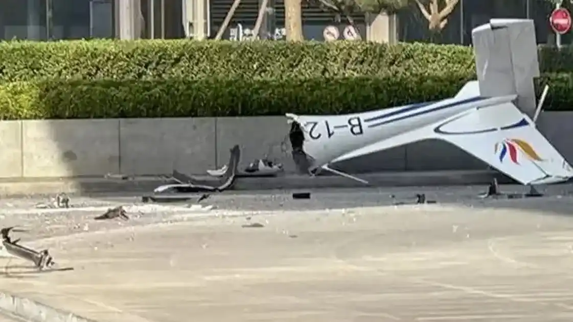 Pánico en China: una avioneta se estrelló contra la torre más alta de Beijing