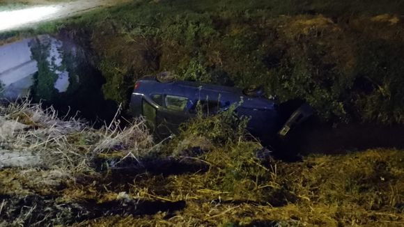 Vuelco en Crucero General Belgrano: automóvil despistó y cayó a una zanja