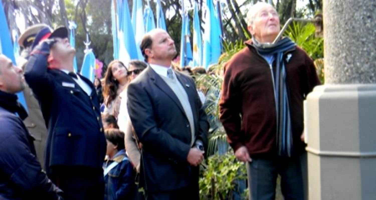 Guacone encabezó el acto del Día de la Bandera y tomó juramento a alumnos del Socorro