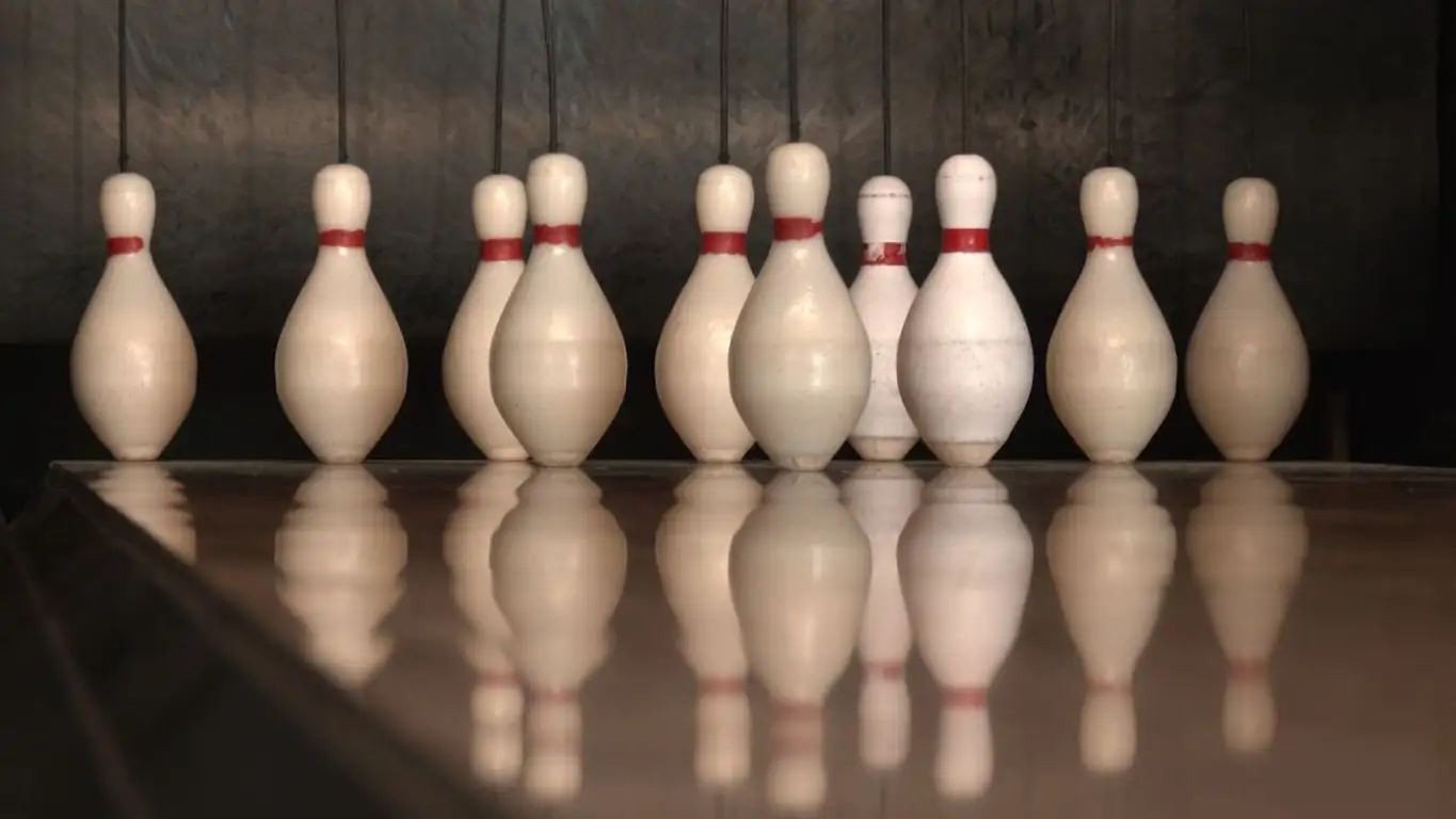 El Bowling Duckpin es una variante del bowling tradicional que se juega con bolas más pequeñas, sin perforaciones, y pinos más bajos.