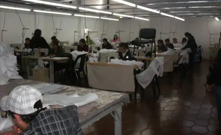 Cooperativas textiles harán 10 mil guardapolvos para el Estado
