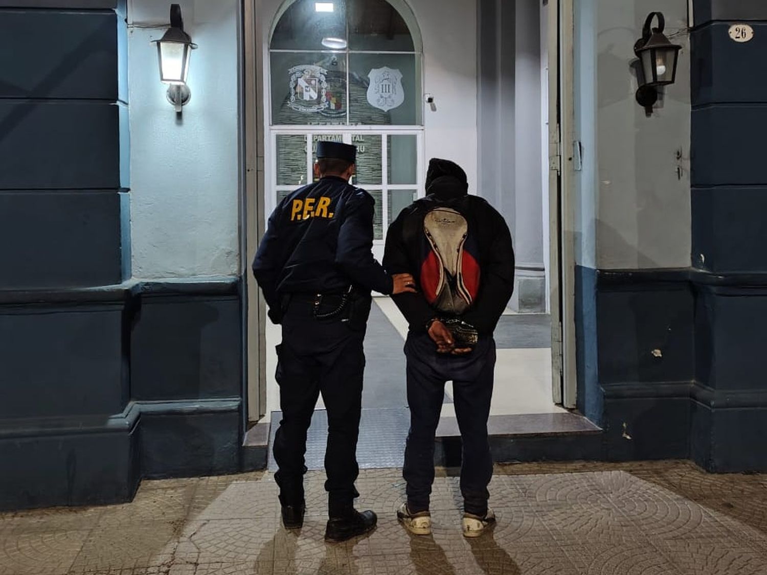 Vio cómo un hombre saltaba la reja para meterse en su casa: está detenido