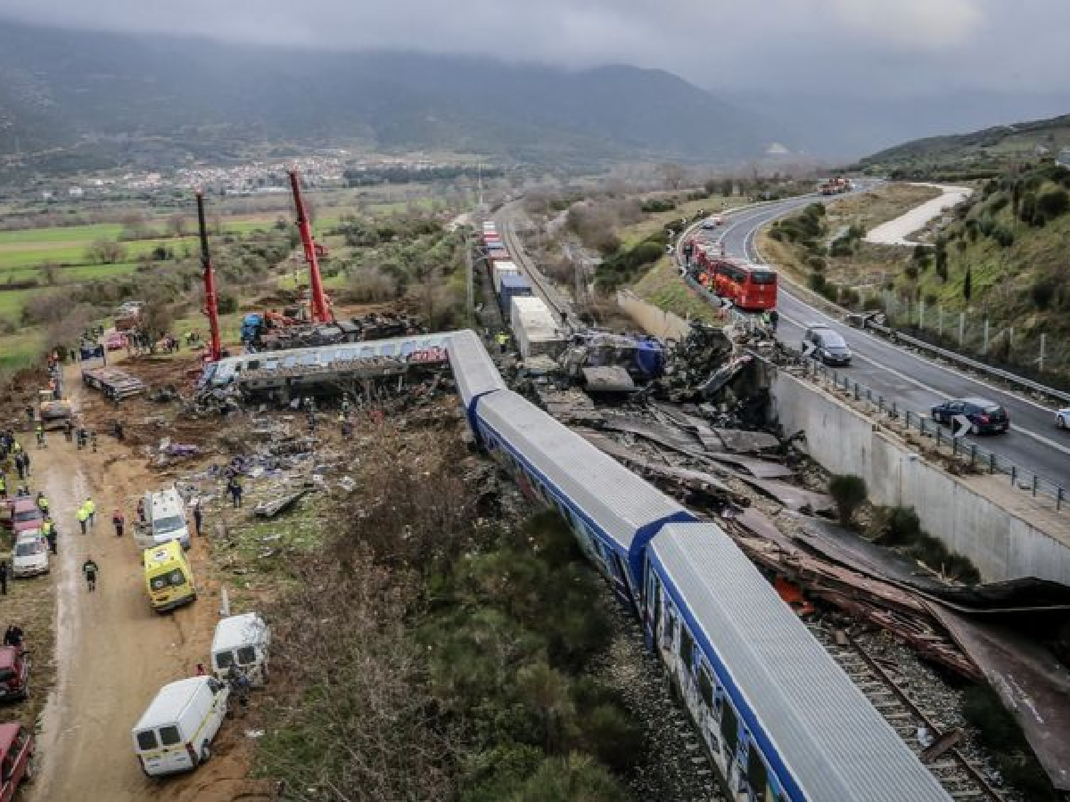 Tragedia en Grecia: chocaron dos trenes y murieron al menos 35 personas
