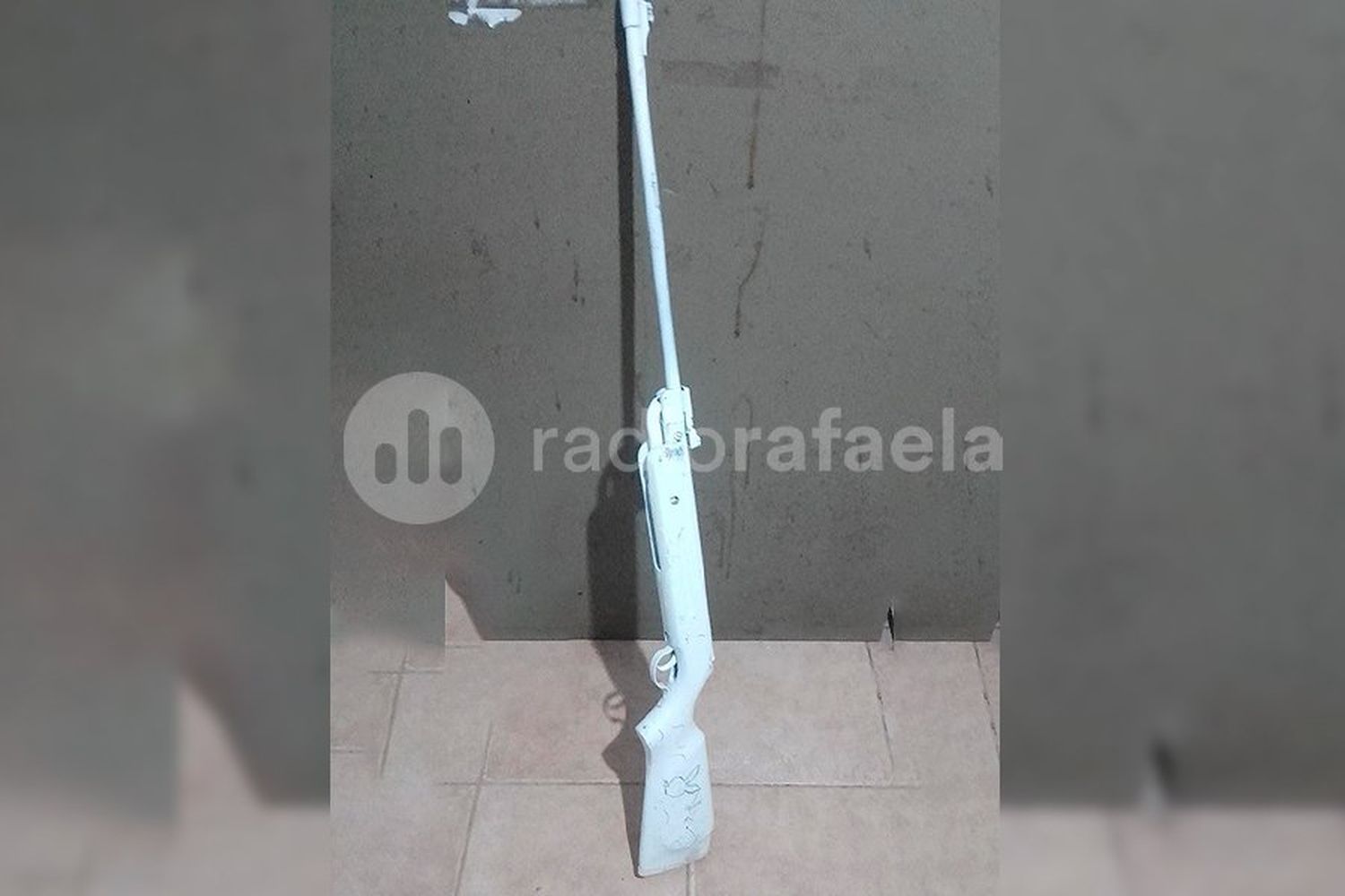 Atraparon a dos menores de edad apuntando con un rifle de aire comprimido contra cámaras del CeMU