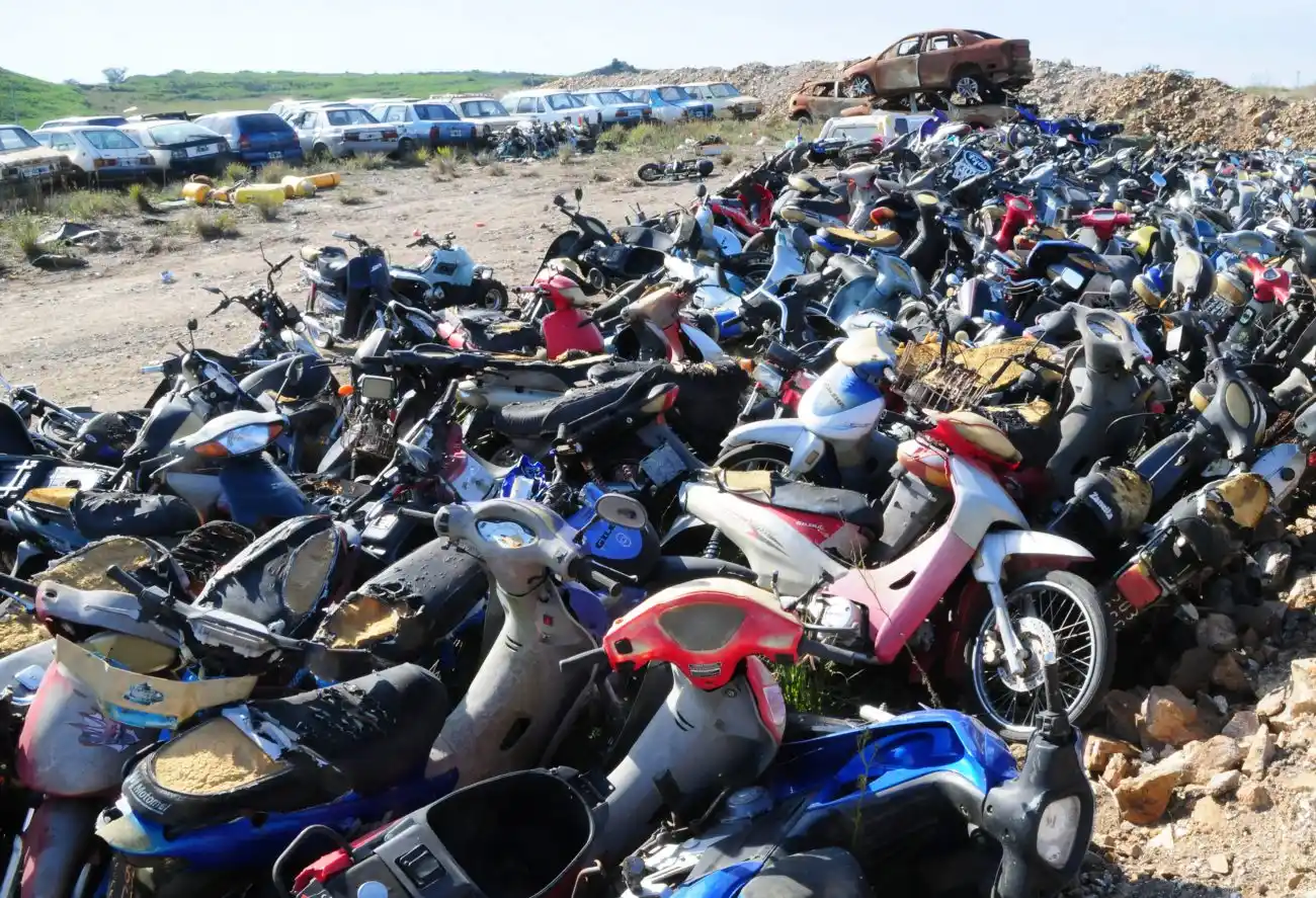“Poliladrones” fueron  descubiertos tras robar una  moto del depósito judicial 