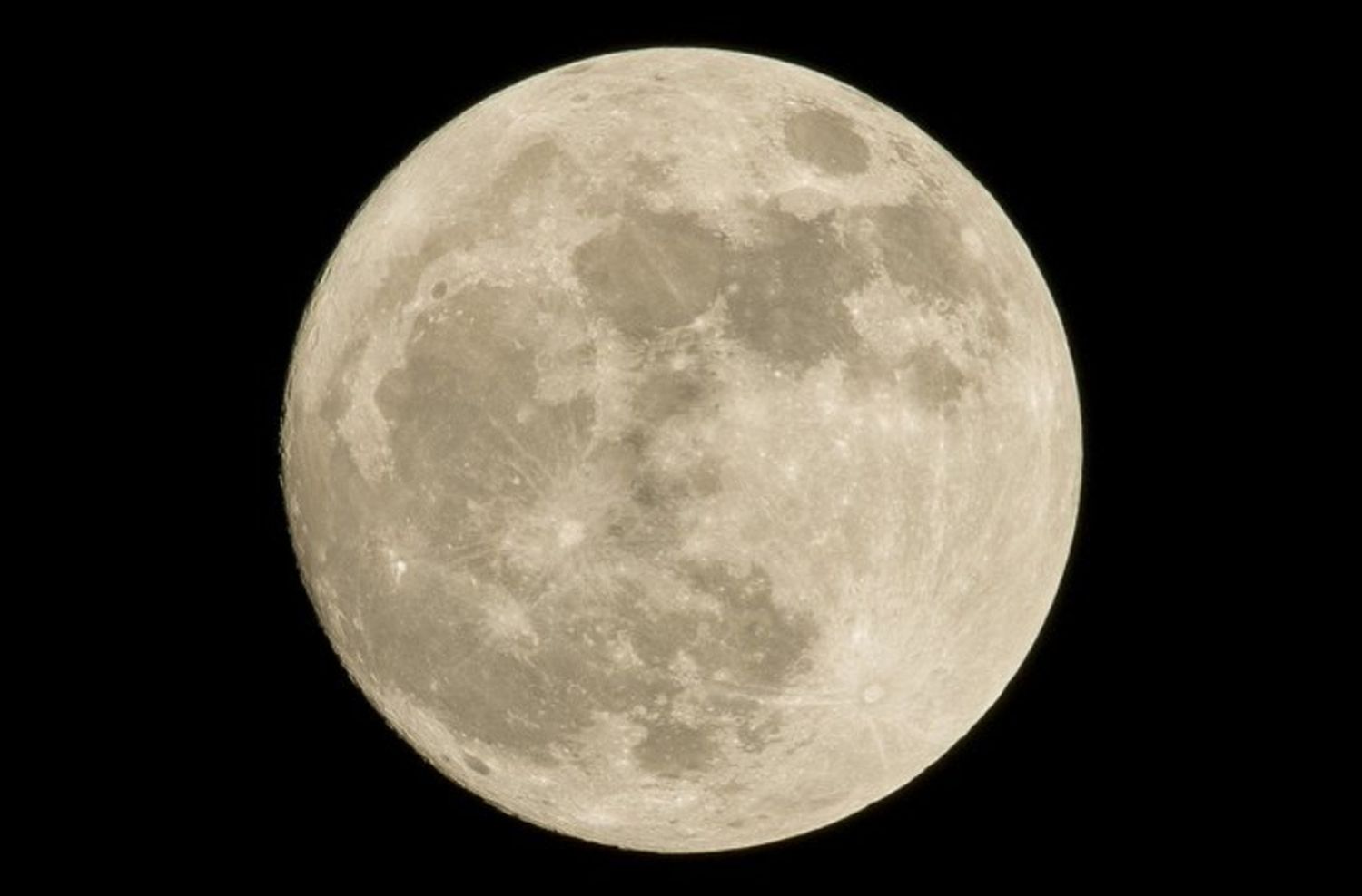 La "Luna de gusano" podrá verse esta madrugada en Argentina