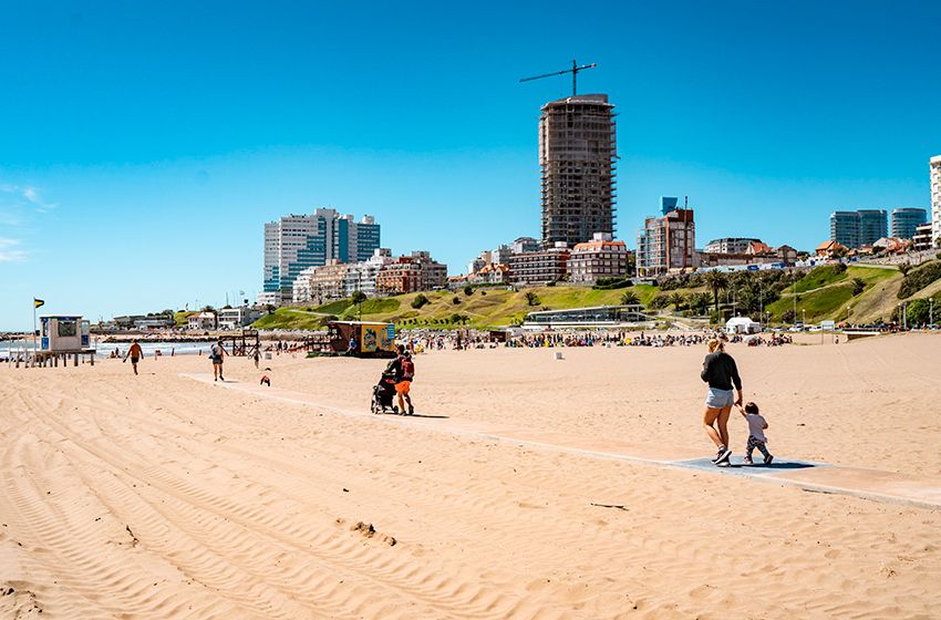 Seguramente muchos se acercarán hoy a la playa para disfrutar de las cálidas temperaturas.