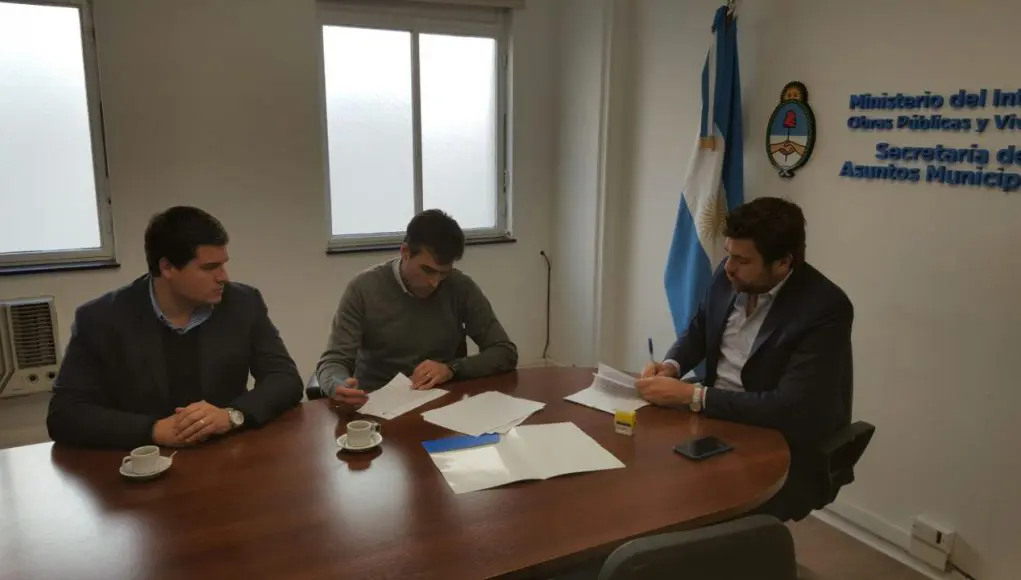 López firmó convenio con Nación para adquirir 75 computadoras