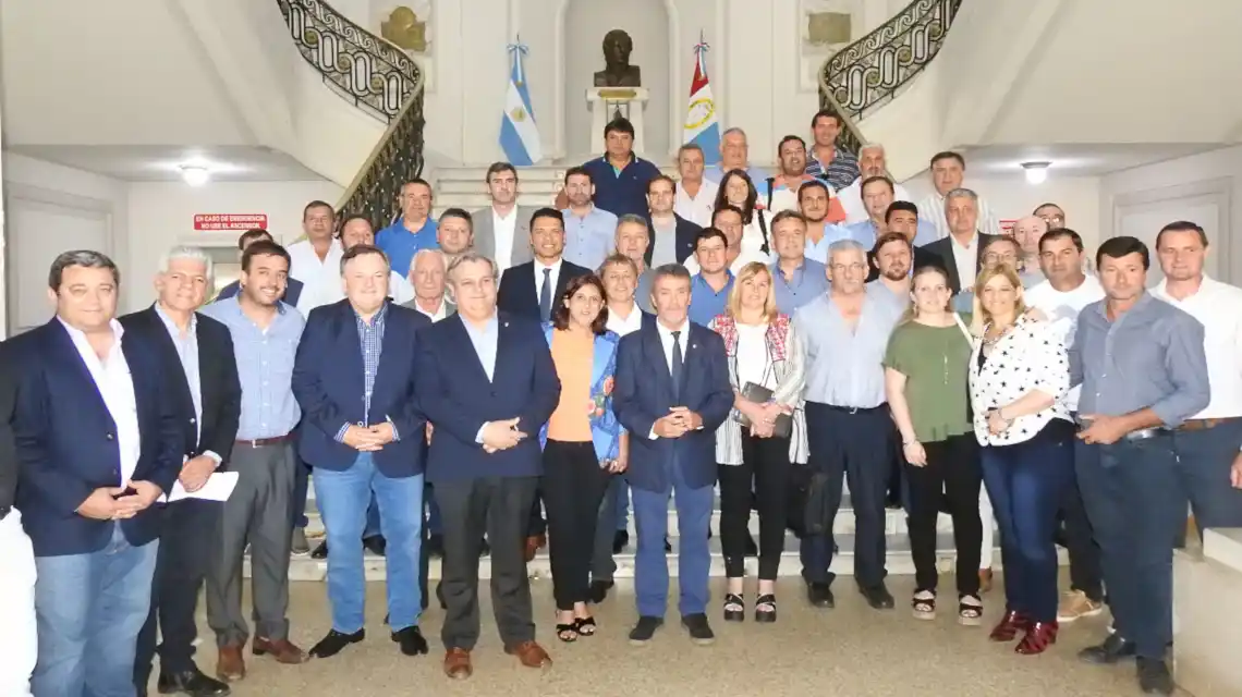 Se firmó un convenio con 47 localidades para adquirir motoniveladoras y retroexcavadoras