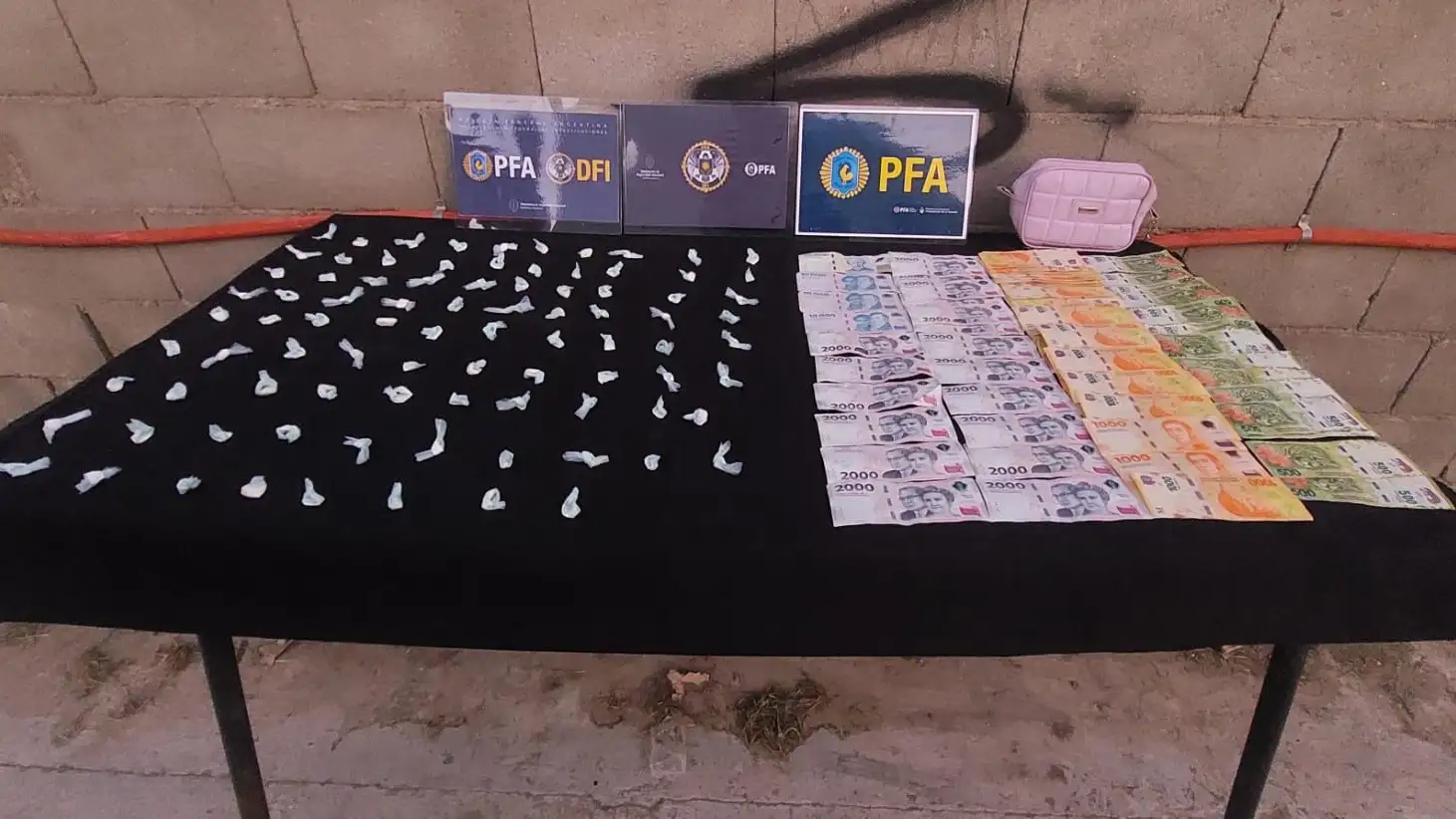 Golpe al narcotráfico en barrio Acapulco. Los elementos secuestrados vinculados al microtráfico.