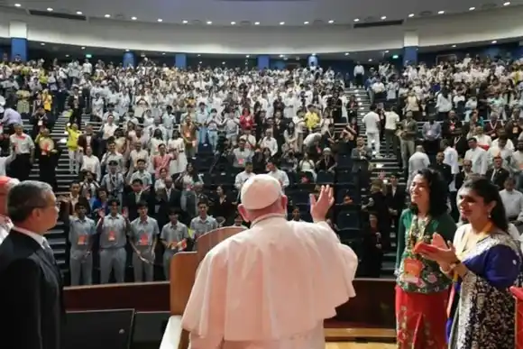 El Papa instó a los jóvenes de Singapur a evitar las zonas de confort que "engordan"