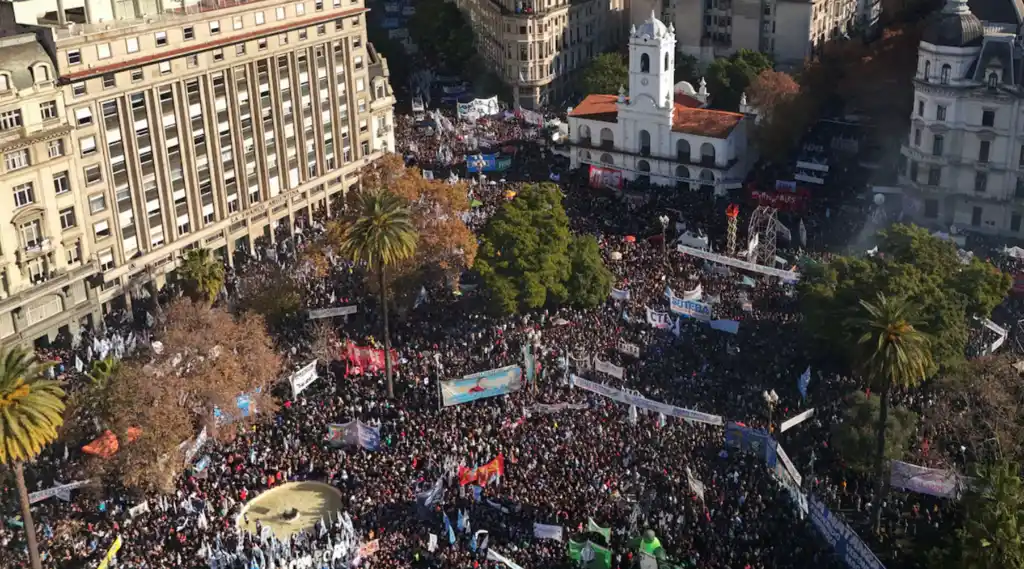 Una multitud salió a la calle pacificamente a brindar su apoyo a la ex presidenta presa por corrupción