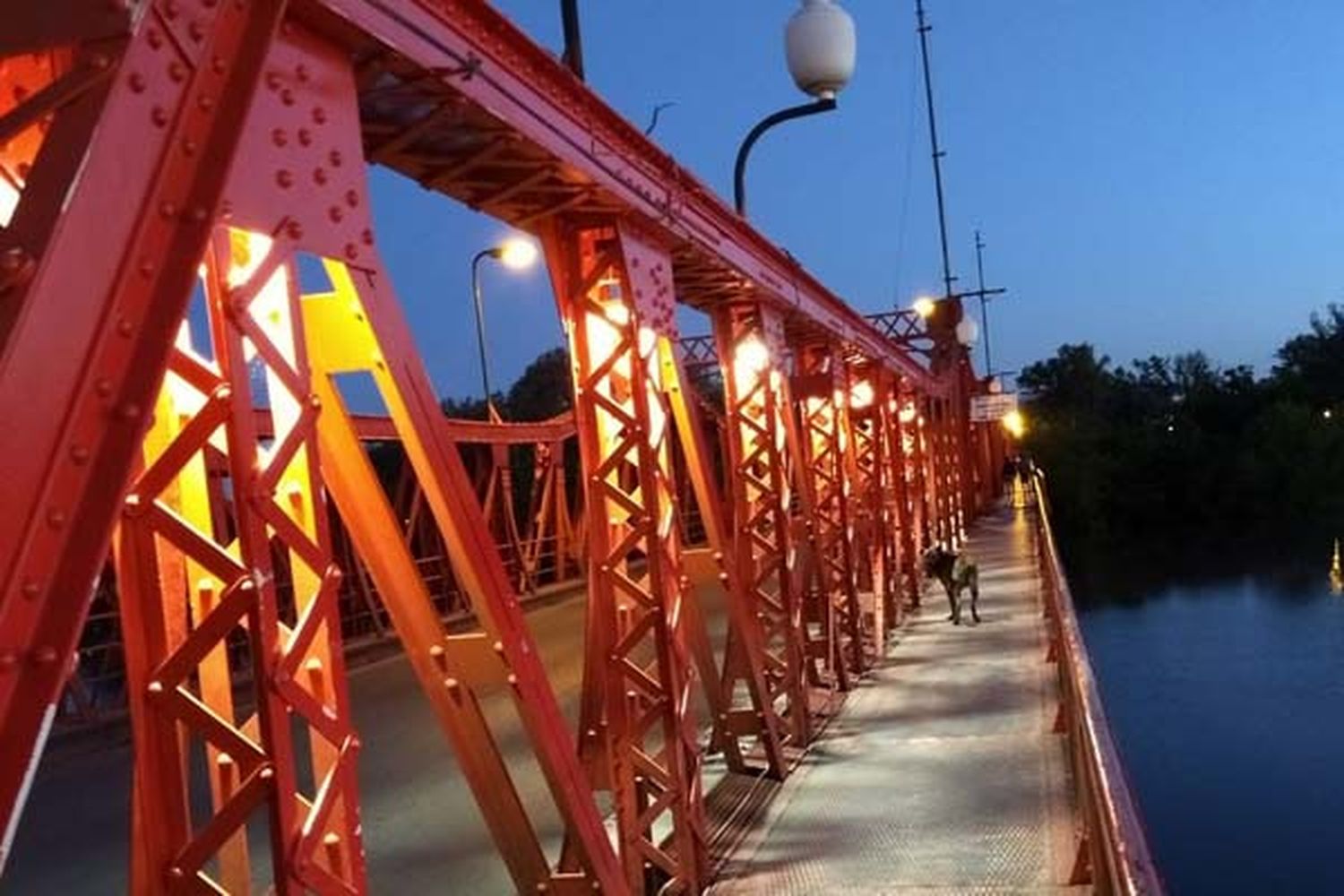 Puente iluminado: el Municipio realiza prueba piloto para la temporada 