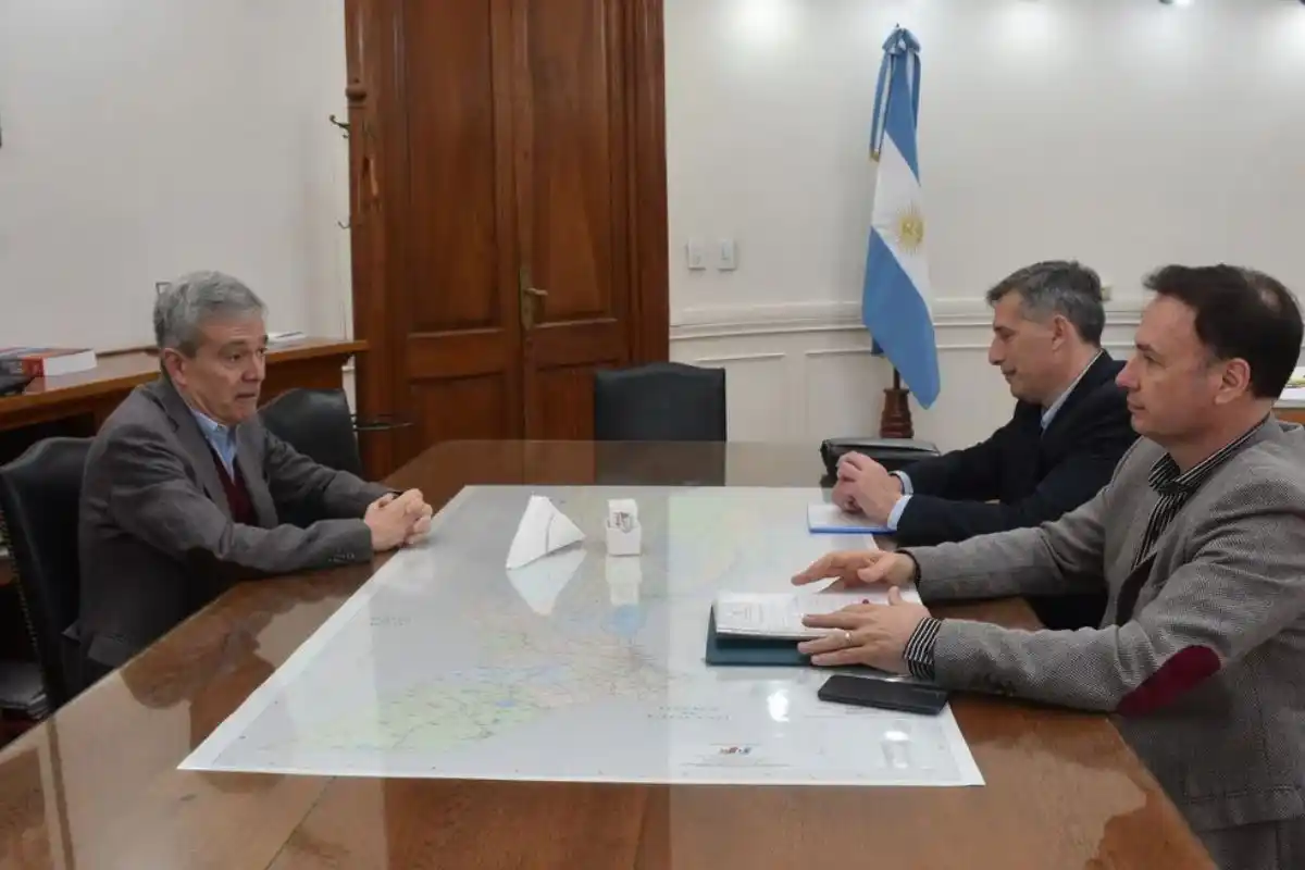 Walter Agosto, ex ministro y actual diputado por el PJ, cuando recibió a Pablo Olivares (Economía) y Lisandro Enrico (Obras Públicas), en el marco de la transición de la Casa Gris. Flavio Raina