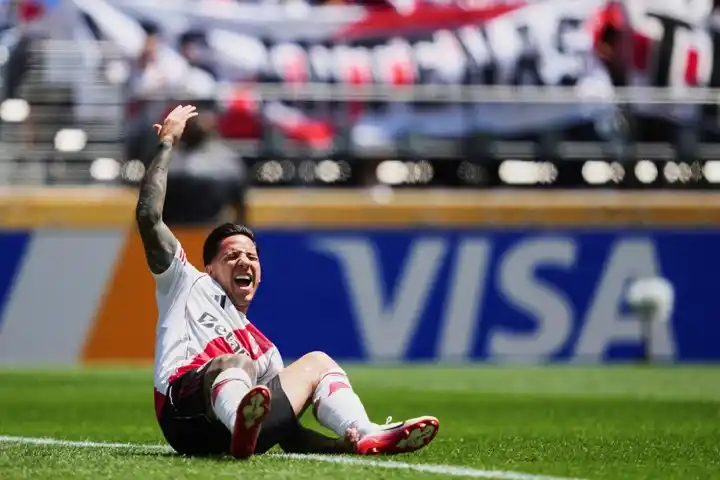 Sebastián Driussi y una clara muestra de dolor.