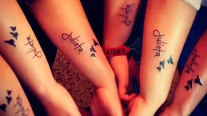 Se tatuaron el nombre de su amiga fallecida en viaje de egresados