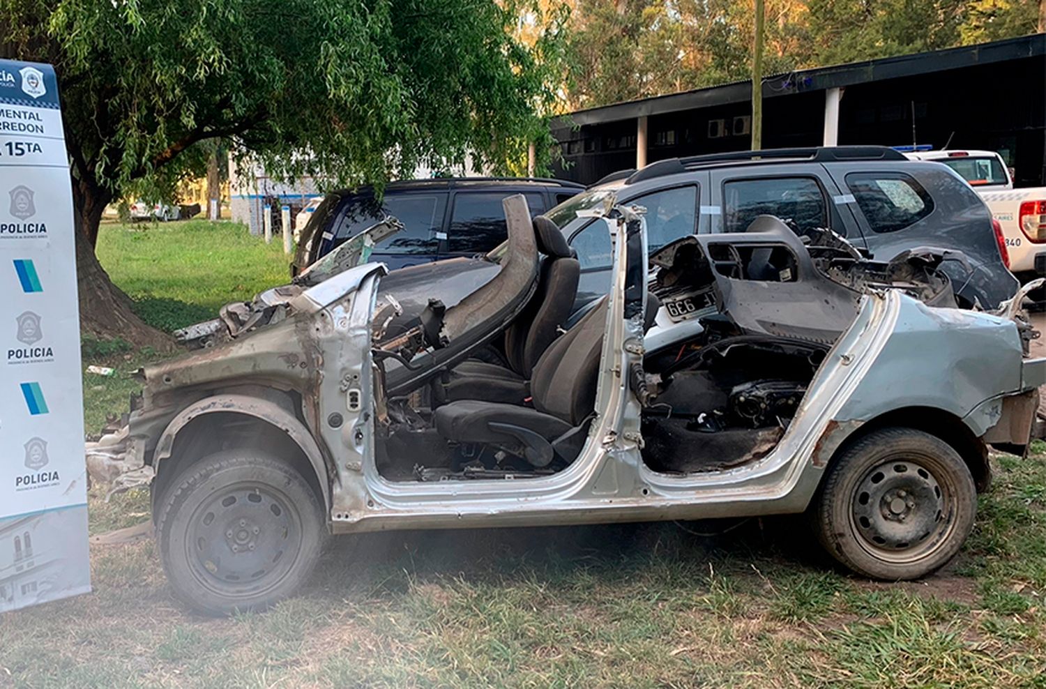 Con un hacha estaba "cortando" un auto robado: ya le había sacado el techo