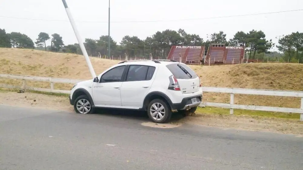 Video: Roban, huyen y chocan contra un poste en Pinamar