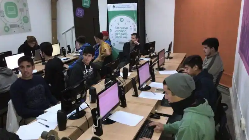 Se necesitan cerca de 700 trabajadores para cubrir las demandas del sector informático