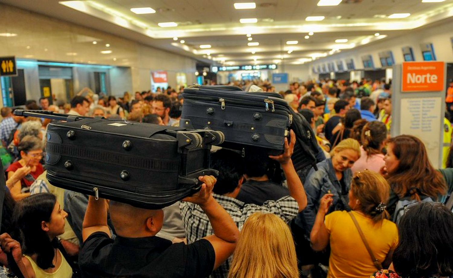 Conflicto en Aerolíneas Argentinas: Suspenden a 376 empleados y este miércoles habrá asambleas