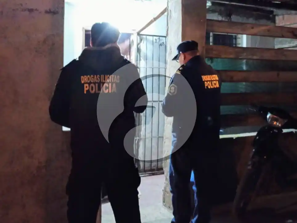 Operativo antidrogas: cocaína, marihuana y un arma de fuego en un allanamiento
