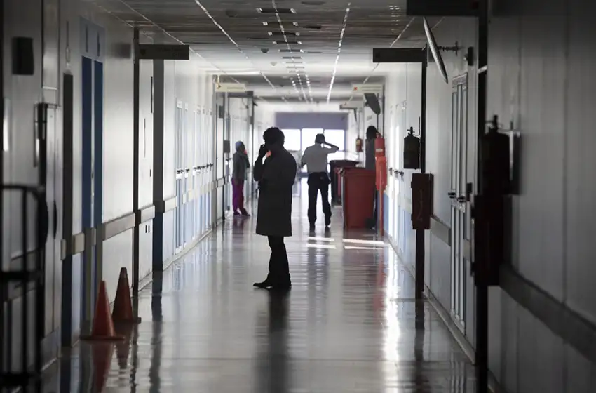 El Gobierno anunció el miércoles que los hospitales públicos podrán cobrarles a los extranjeros y que habrá nuevos requisitos para otorgar el DNI a esas personas.