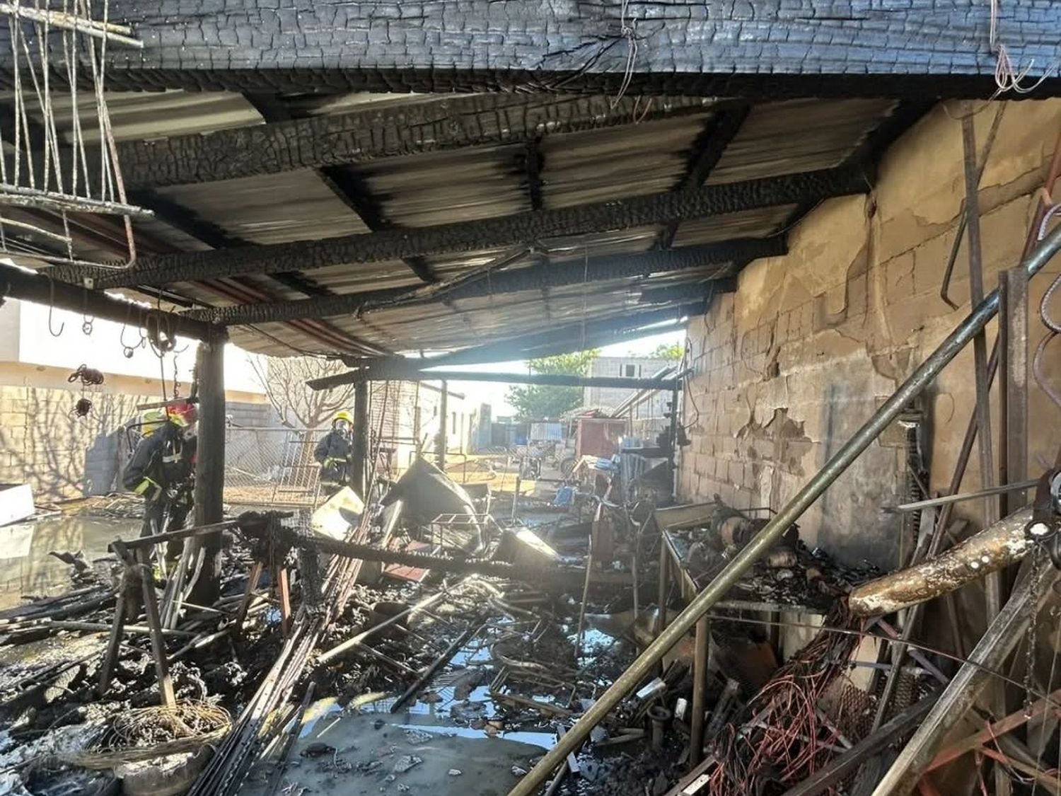 Alerta por un incendio en un taller que movilizó a cuatro dotaciones de bomberos