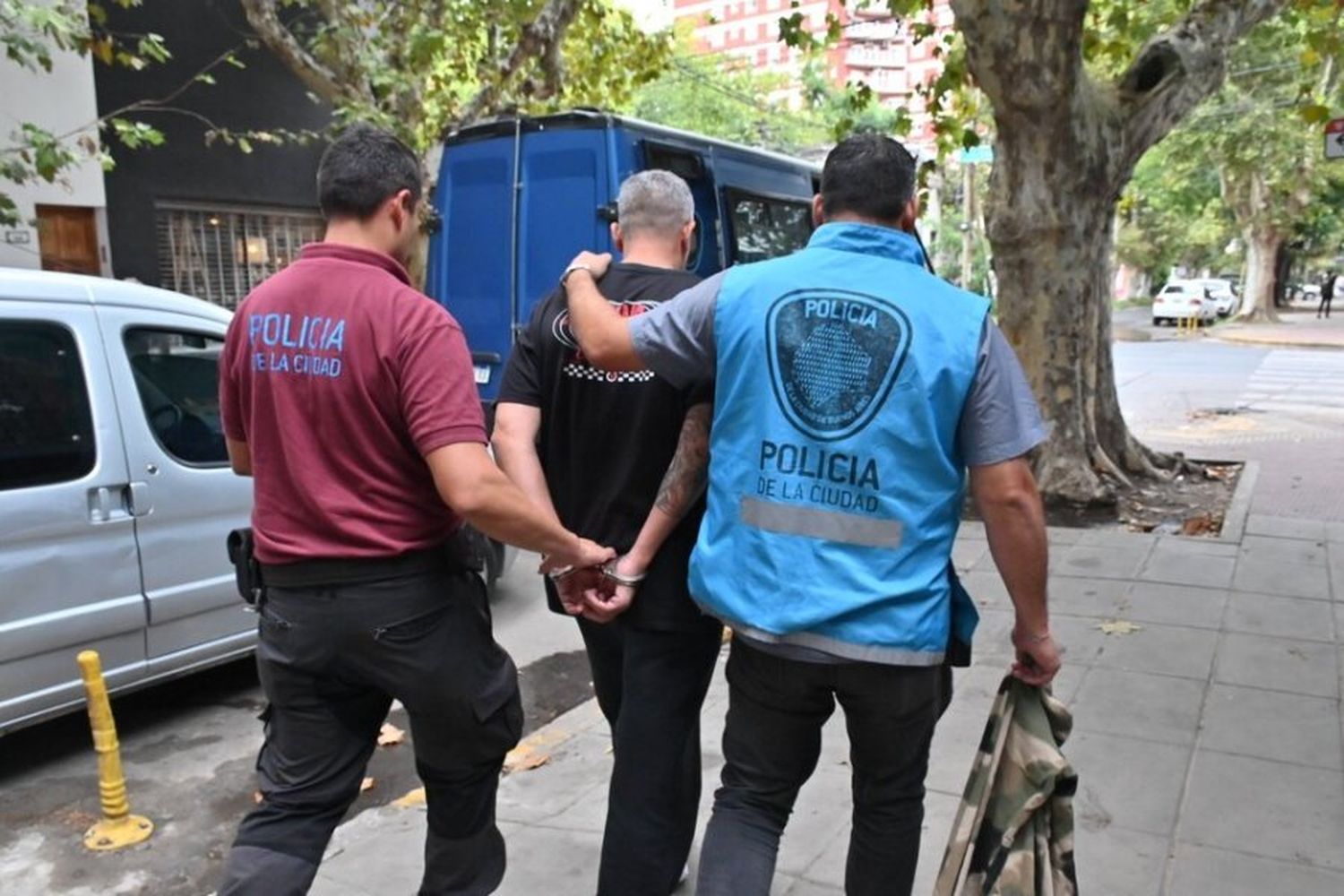 Así se lo llevaban detenido