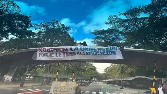 «LE TEMEN a la EDUCACIÓN»: estudiantes de la UCV envían este mensaje a los organismos policiales que rodean el recinto