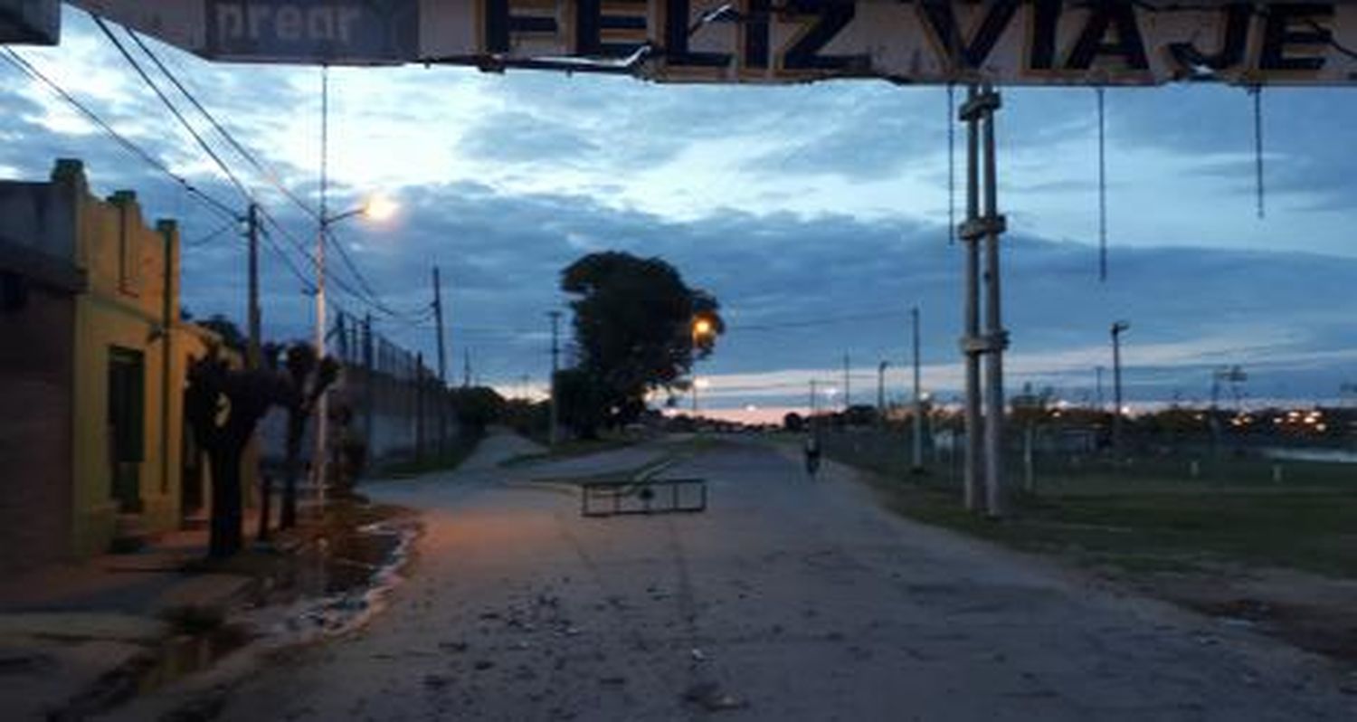 Un camión chocó el arco de calle San Martín